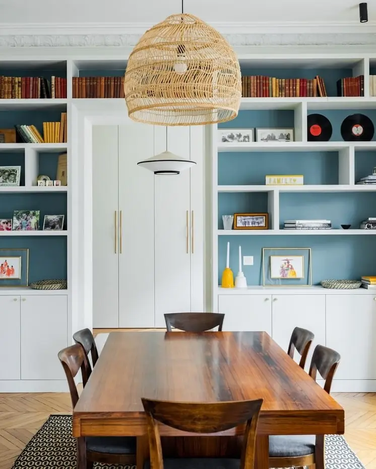 Bibliothèque sur mesure dans une salle à manger parisienne, photo de La Menuiserie Parisienne, cliente de Codecircle