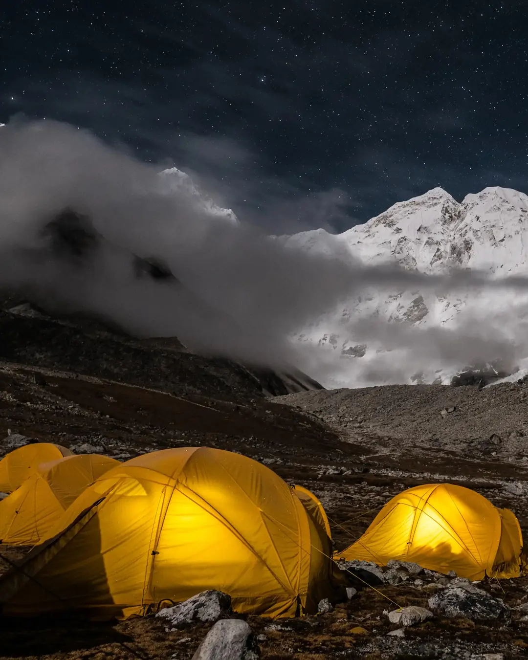 Camp de base de nuit au pied d'un sommet, photo d'Authentik Peak
