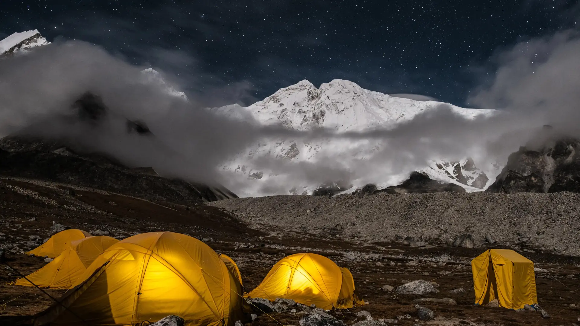 Camp de base de nuit au pied d'un sommet enneigé, photo d'Authentik Peak, client de Codecircle