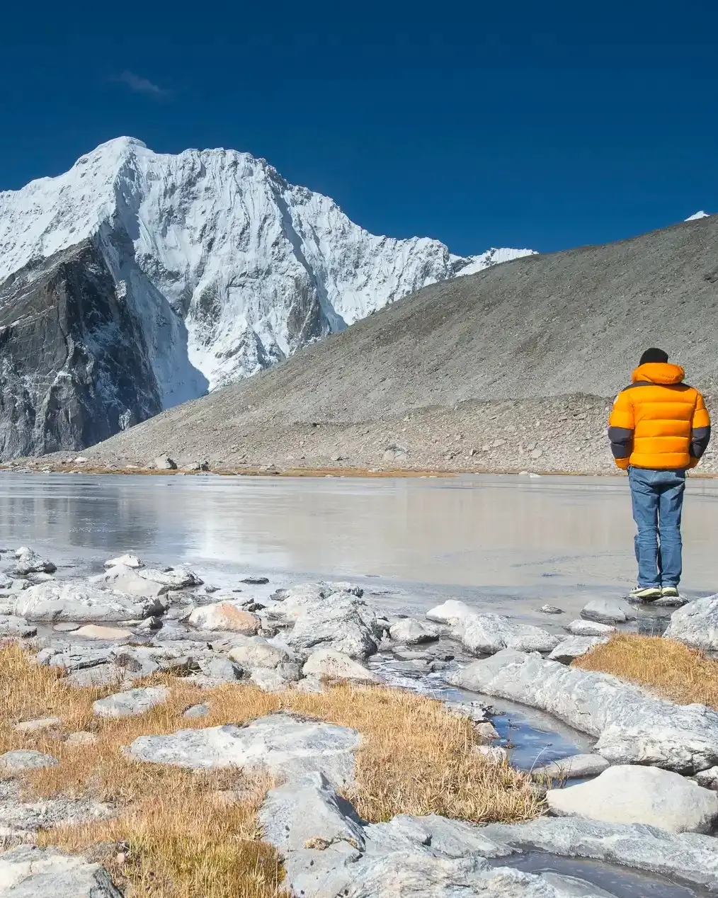 Lac glaciaire et sommets enneigés, photo d'Authentik Peak