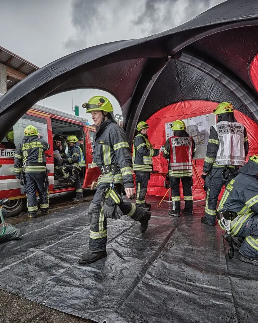 Pompiers en intervention sous une tente gonflable, photo du site d'Evolution Tent