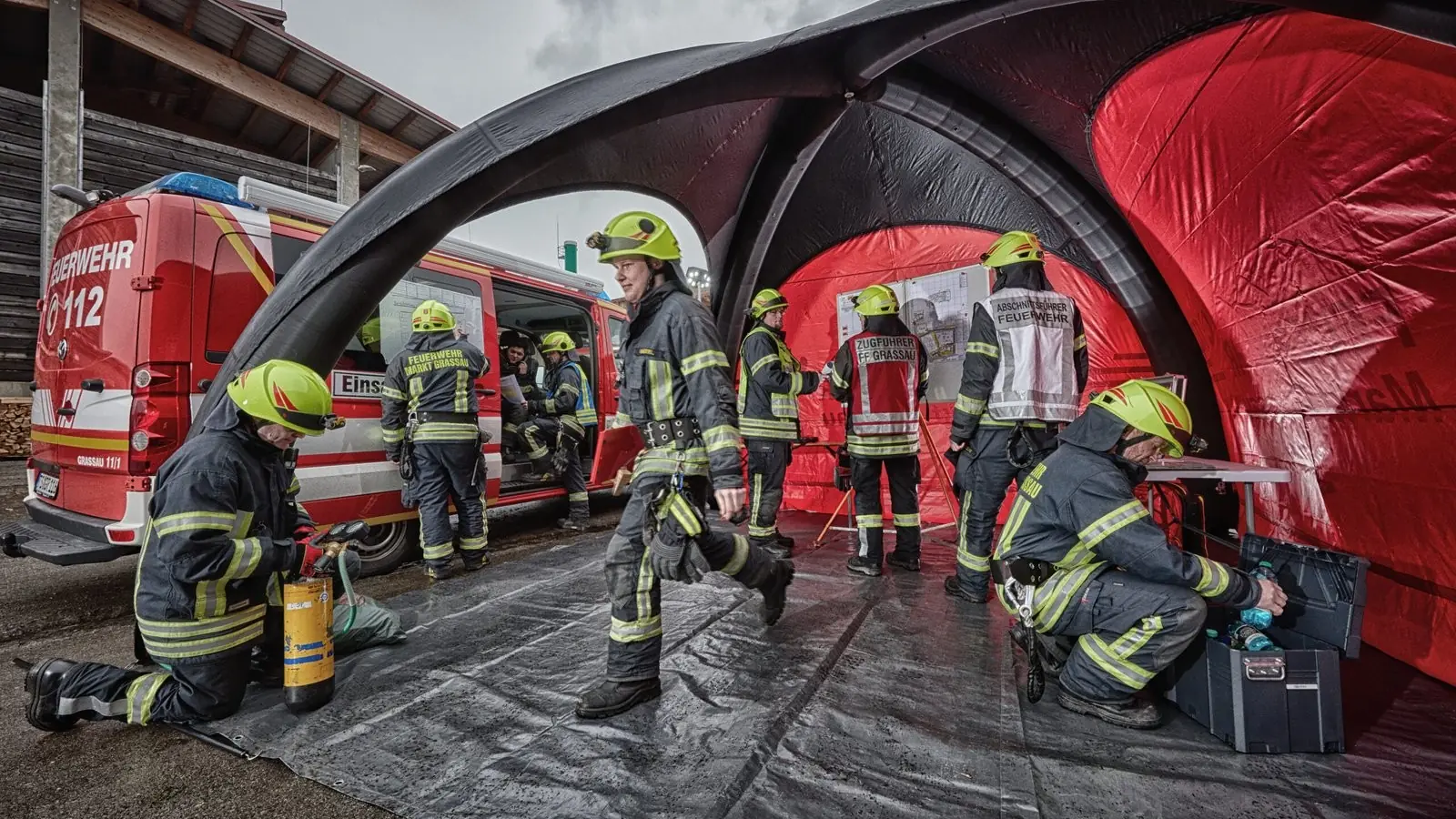 Pompiers en intervention sous une tente gonflable, photo du site d'Evolution Tent
