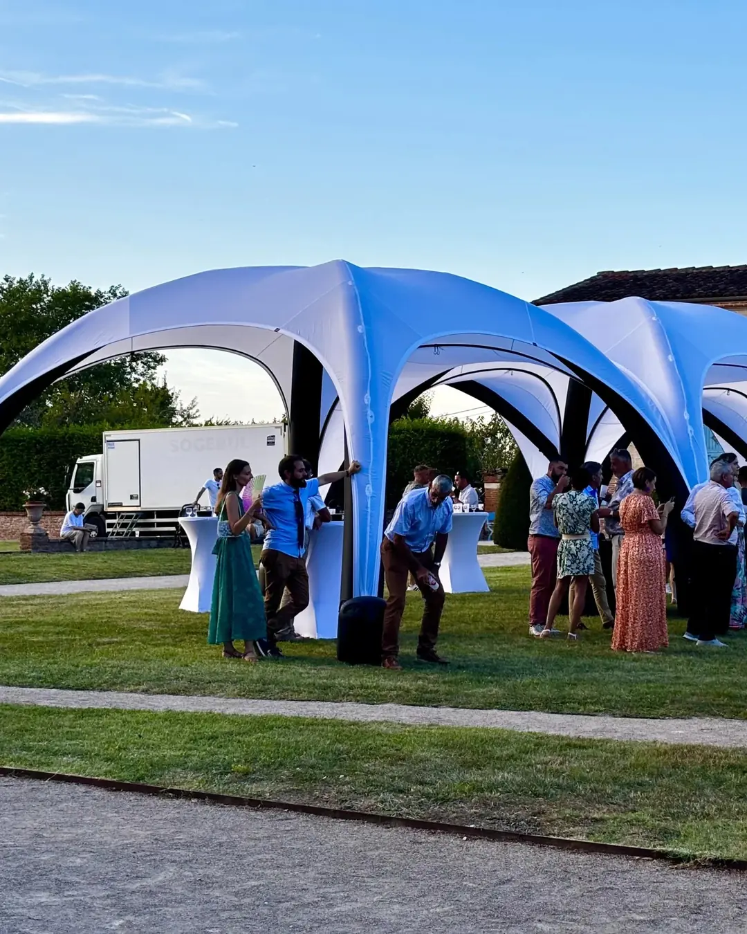 Tentes de réception dressées pour un mariage, photo d'Evolution Tent, client de Codecircle