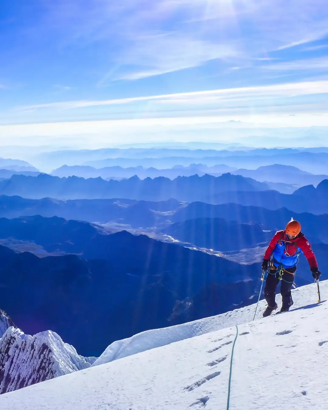 Alpiniste sur une arête enneigée au-dessus des nuages, photo d'Authentik Peak, client de Codecircle