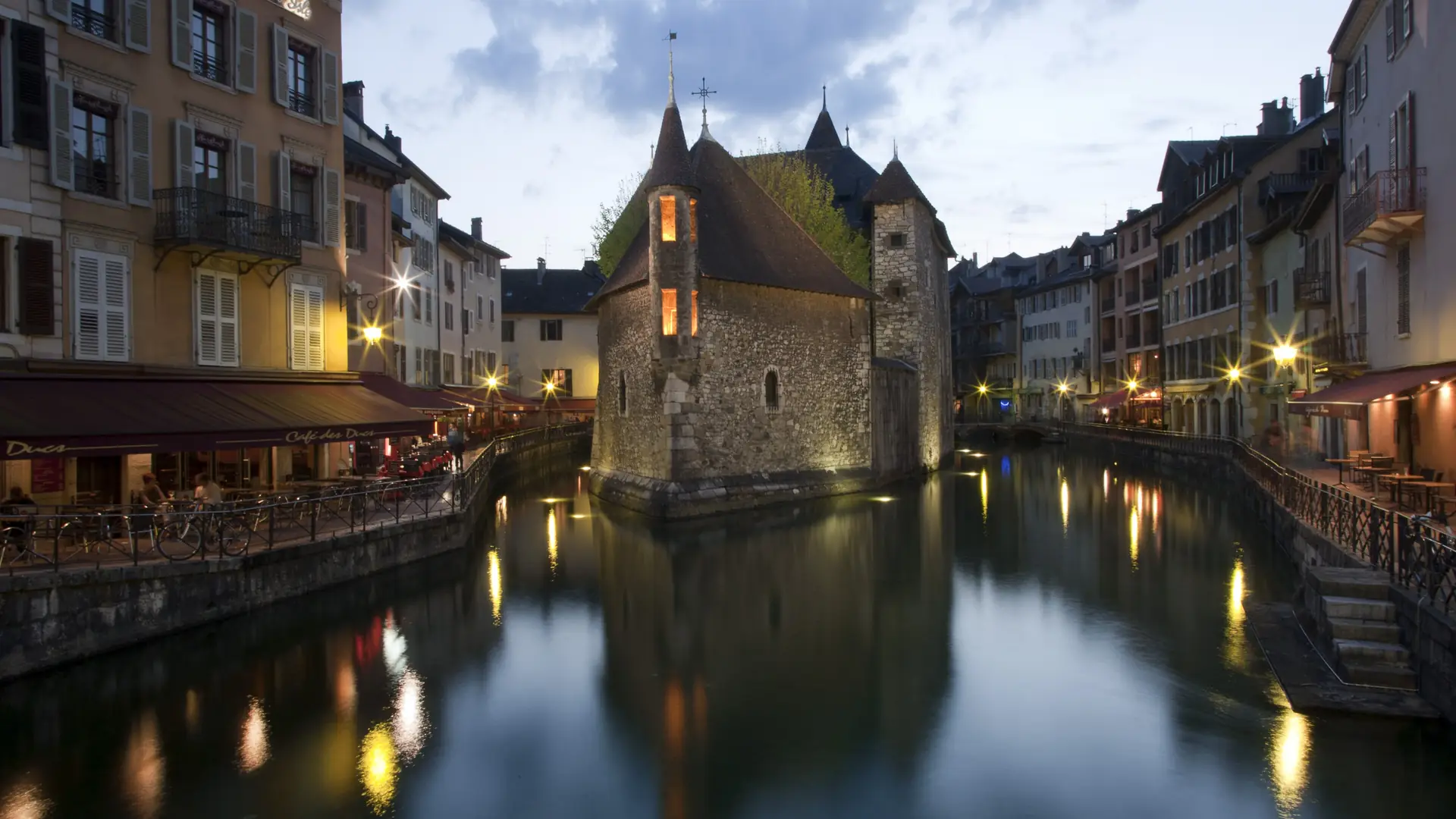 Le palais de l'Isle, à la tombée de la nuit