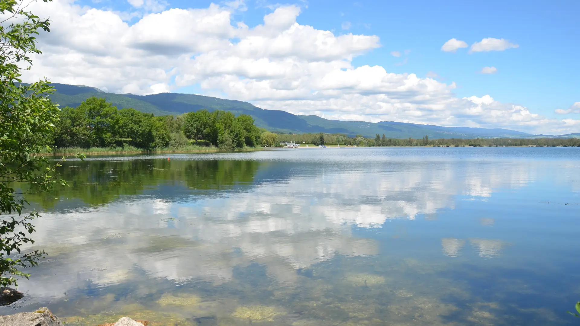 Le lac de Divonne-les-Bains et le Jura