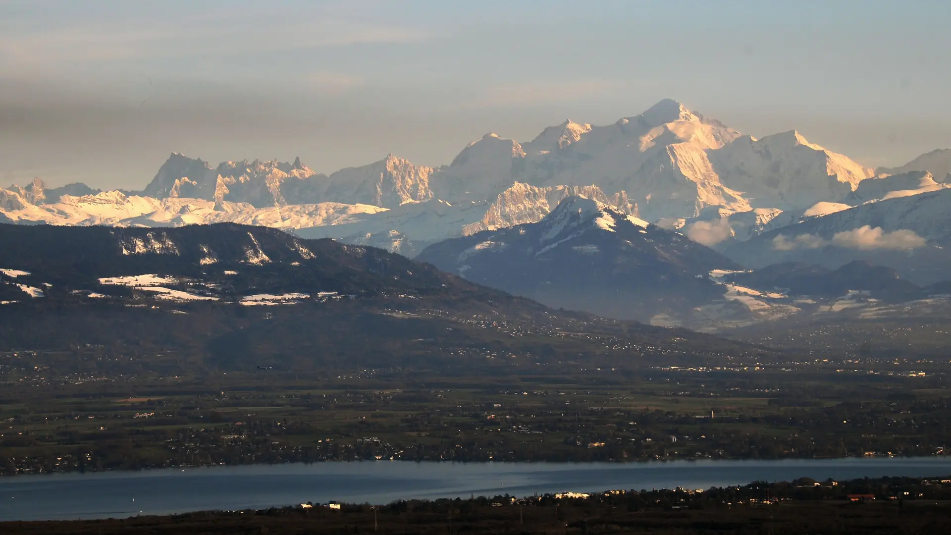 Le Mont-Blanc et le Léman depuis la route de la Faucille