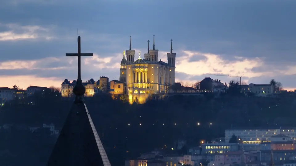 La basilique de Fourvière au crépuscule