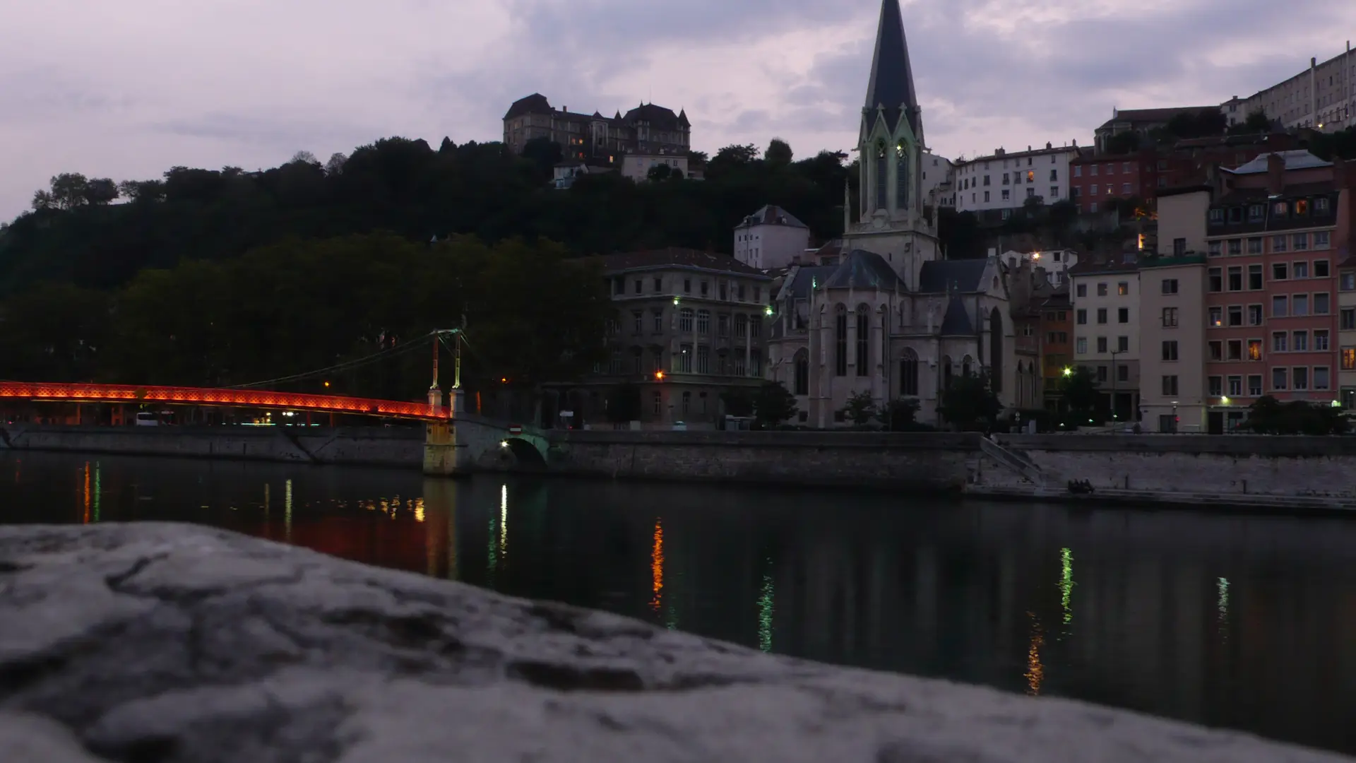 Saint-Georges et la passerelle, au bord de la Saône